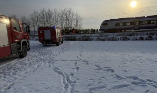 Brakowało metra szyny, a pociąg pełen był ludzi! Co wydarzyło się na torach w gminie Koluszki? [Foto]