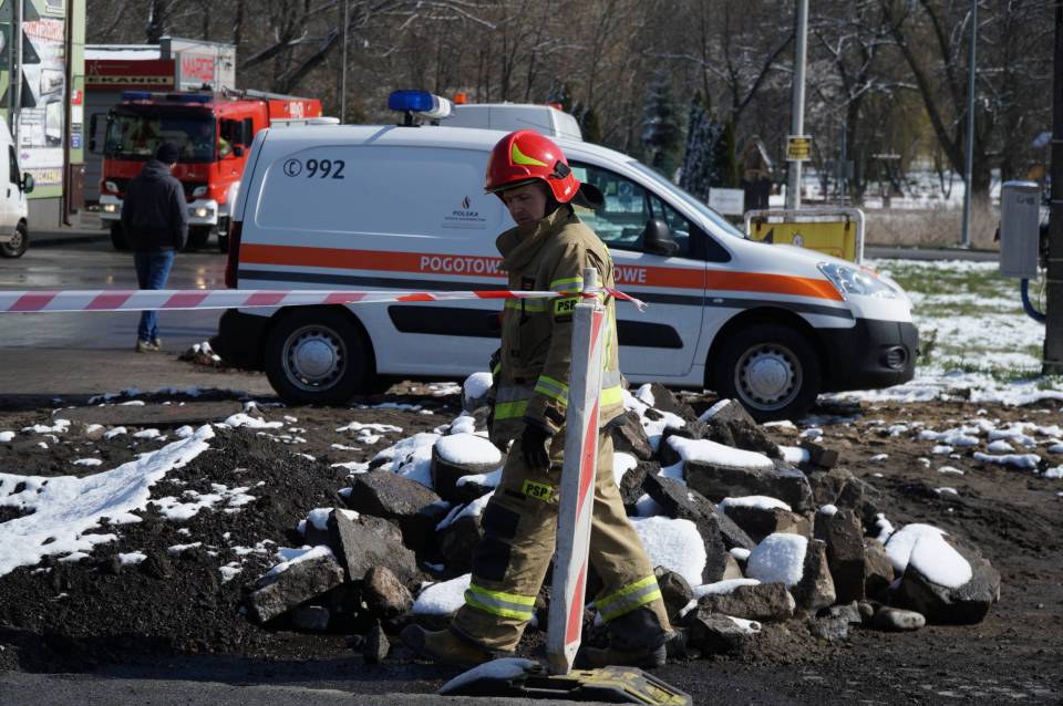 Wyciek gazu na skrzyżowaniu Belwederskiej i Sienkiewicza w Łęczycy. Na miejscu straż pożarna i pogotowie gazowe