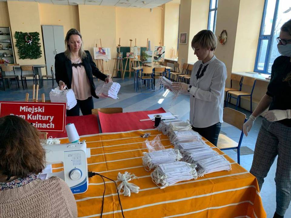 Pracownicy Miejskiego Domu Kultury w Brzezinach koordynują akcję szycia maseczek dla brzezińskiego szpitala
