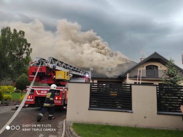Pożar domu w miejscowości Tuszyn Las. Na miejscu kilkanaście zastępów strażaków