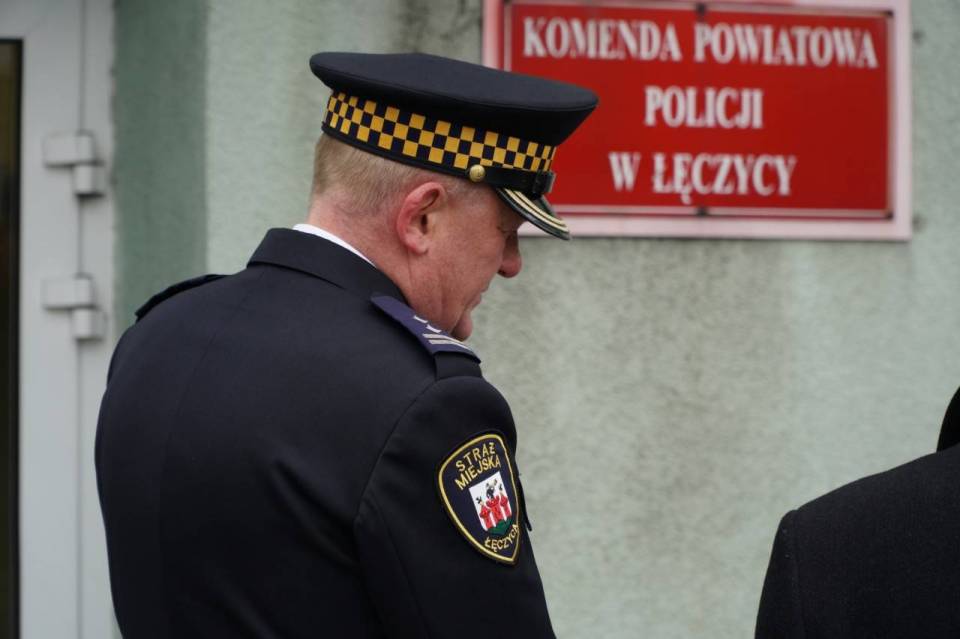 Kobieta zamieszkała w aucie w okolicy Komendy Powiatowej Policji w Łęczycy. Mieszkańcy obawiają się o bezpieczeństwo