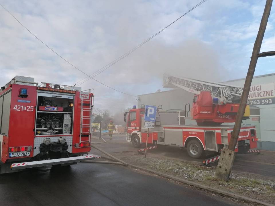 Pożar budynku usługowo-handlowego w Kutnie. Na miejscu kilka zastępów strażaków