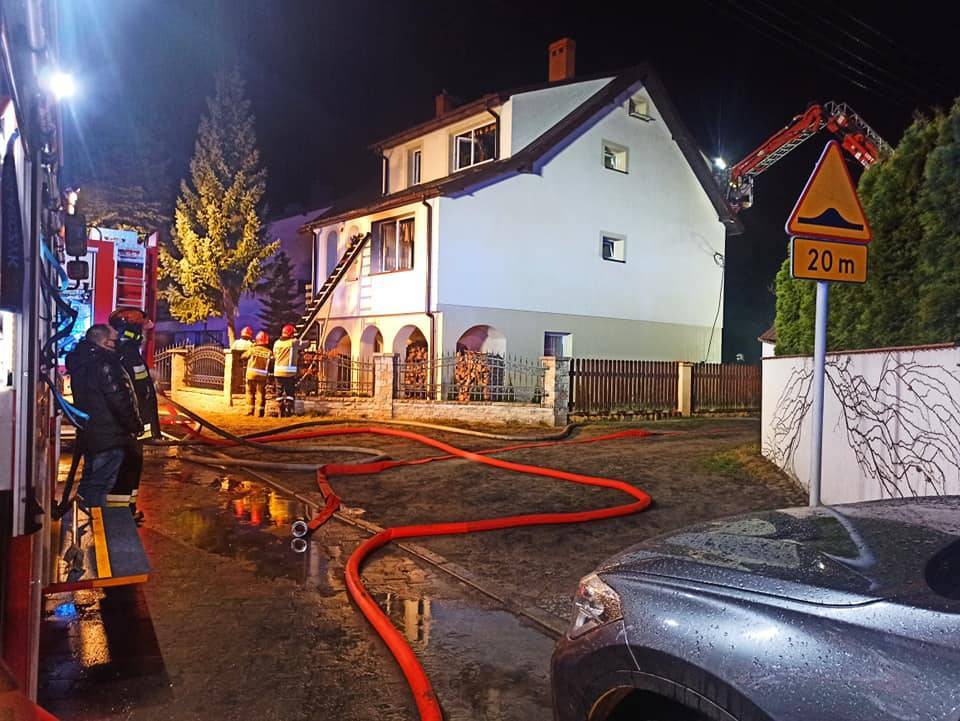 Pożar domu przy ul. Chełmińskiej w Łowiczu. Jedna osoba ranna