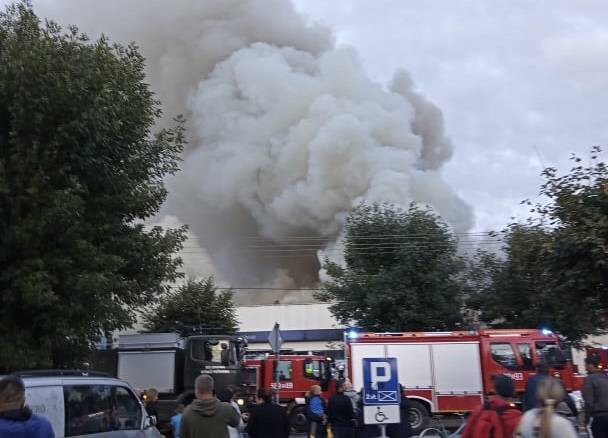 Ogromny pożar sklepu w Ozorkowie. Na miejscu kilkanaście zastępów strażaków