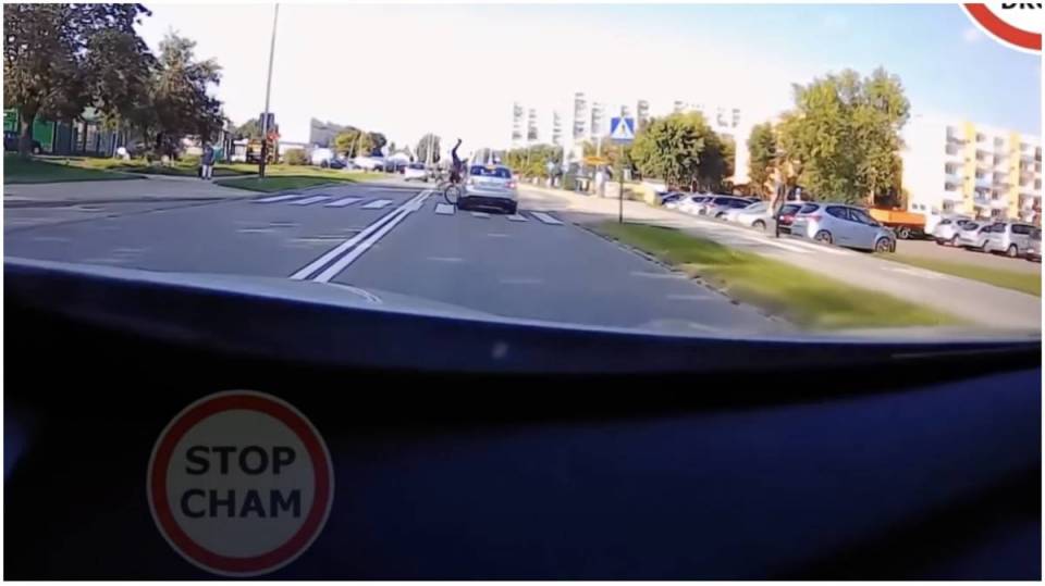Pabianice: 12-letnia rowerzystka uderzona przez VW wylatuje w powietrze! Dramatyczne nagranie z przejścia dla pieszych