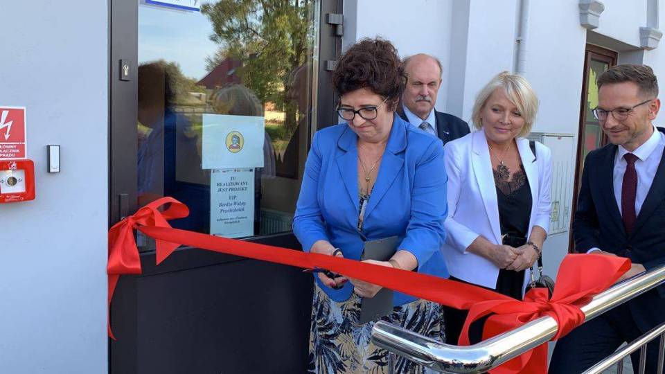 Nowe przedszkole w gminie Dmosin oficjalnie otwarte. Przygotowano siedemnaście miejsc dla dzieci