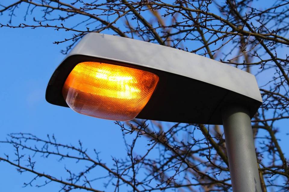 Bełchatów: Blisko sto ulicznych latarni rozświetli miejskie ulice! Gdzie planowany jest montaż oświetlenia?