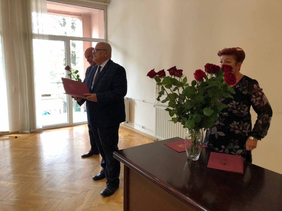 Burmistrz Paweł Kulesza wręczył nagrody z okazji Dnia Edukacji Narodowej