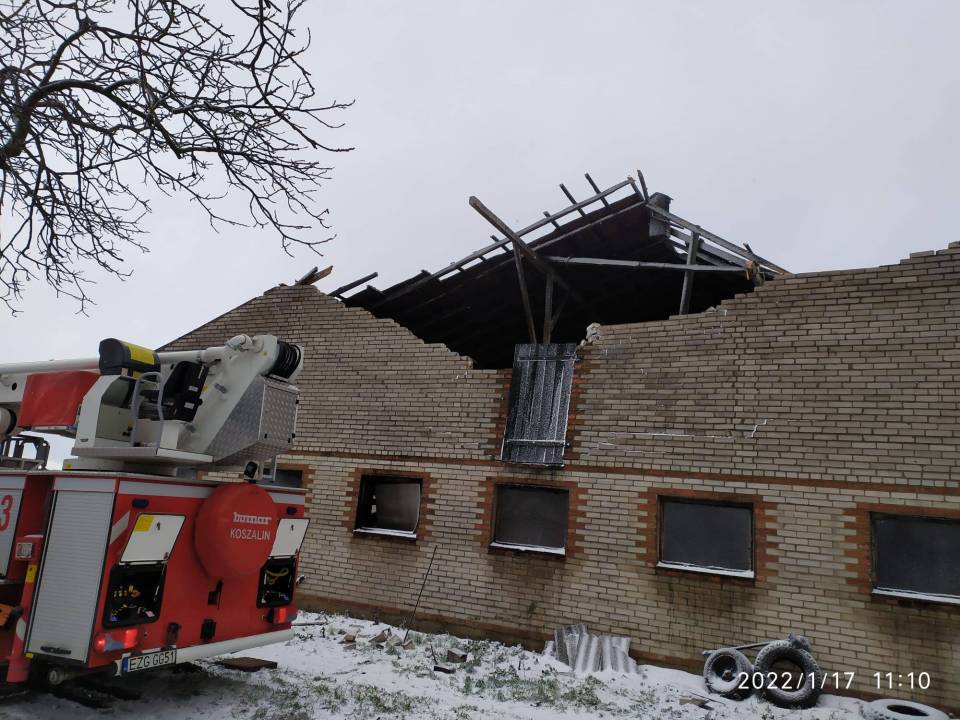 Zerwane dachy i powalone drzewa. Strażacy usuwają skutki burzy śnieżnej