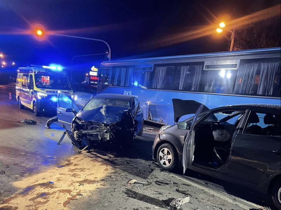 Niebezpieczne zdarzenia w Głownie. Wypadek z udziałem czterech pojazdów i pijani kierowcy