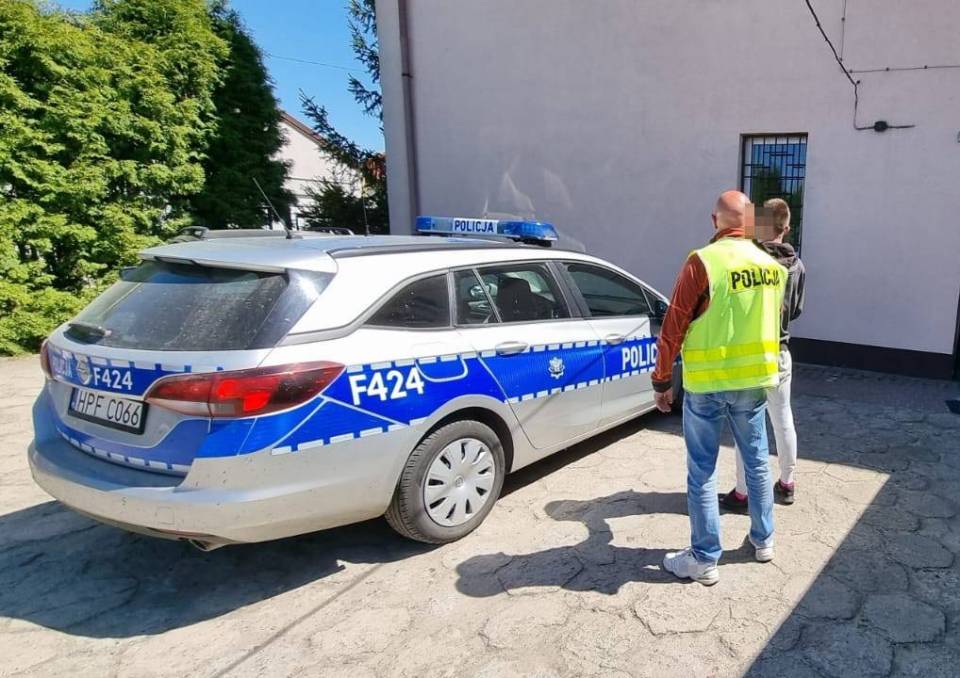 Pożar stadniny w Bogusławicach: Policjanci zatrzymali 21-letniego podpalacza. Grozi mu 5 lat