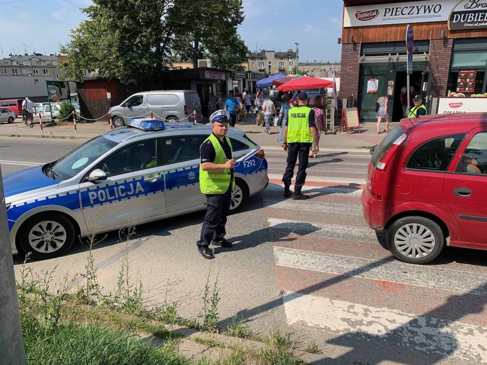 Wypadek w Brzezinach, kobieta potrącona na przejściu dla pieszych. Na miejscu policja i karetka ZRM