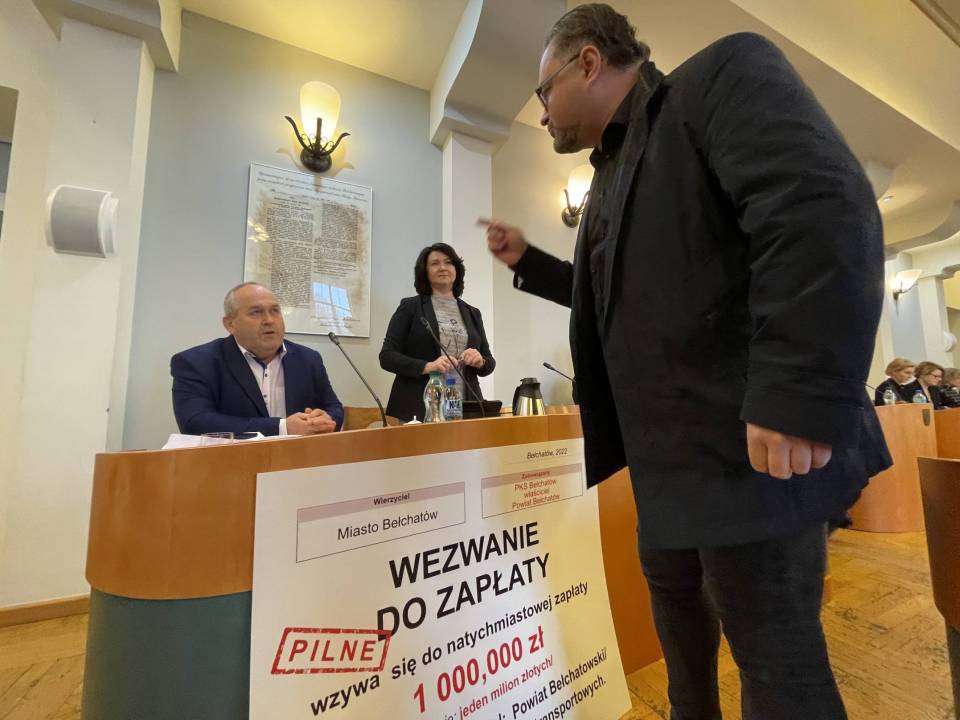 Miejski radny wręcza staroście "wezwanie do zapłaty" na milion złotych. Awantura na sesji Rady Powiatu o PKS [Foto]