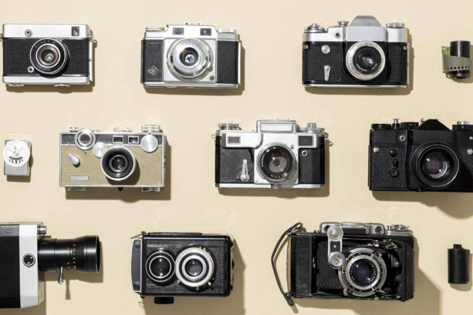 vintage-photo-cameras-arrangement-1