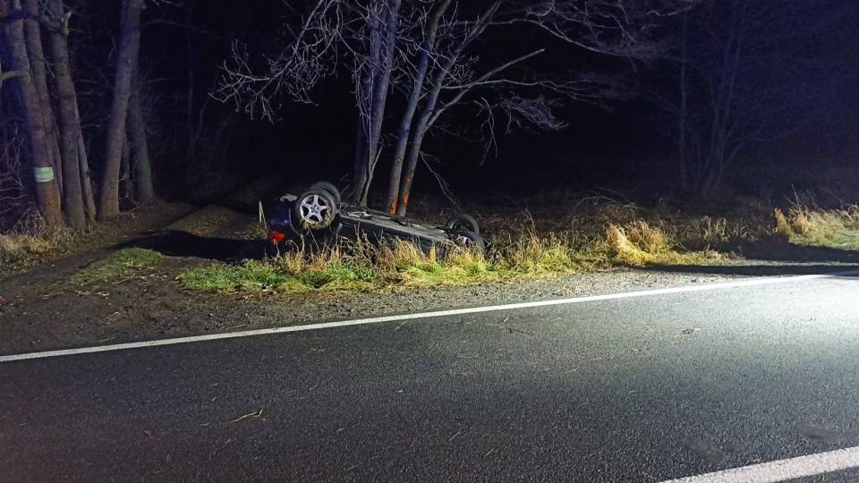 Groźny wypadek w gminie Dalików, dachował samochód osobowy. Nastolatek trafił do szpitala
