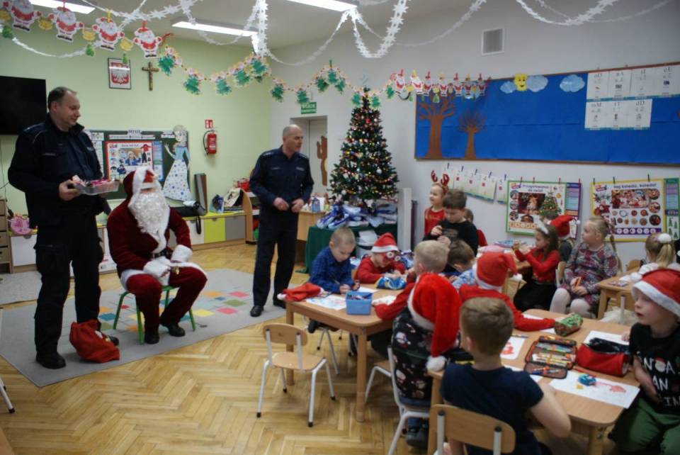 Święty Mikołaj i wieruszowscy policjanci odwiedzili dzieci