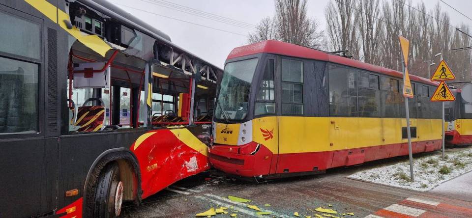 Wypadek w Zgierzu, zderzyły się autobus i tramwaj. Na miejscu pracują służby