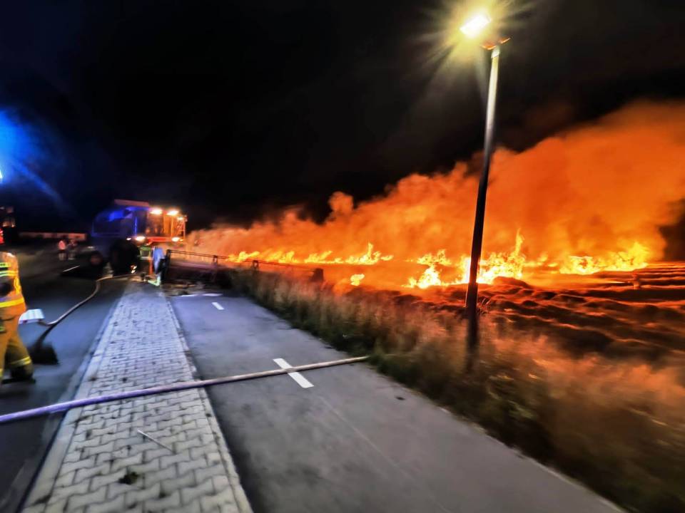Pożar kombajnu i zboża na pniu. W akcji kilka zastępów strażaków