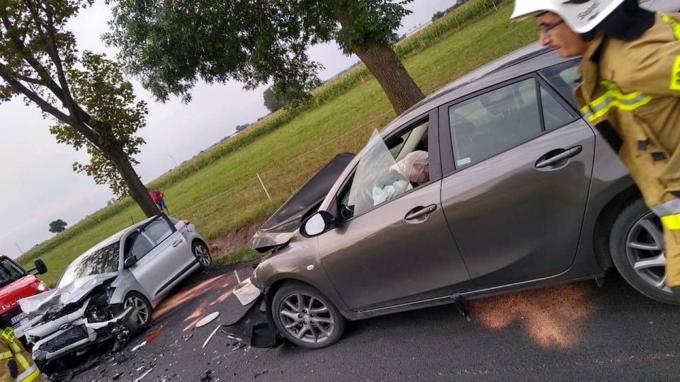 Wypadek w gminie Uniejów, czołowe zderzenia dwóch aut. Są ranni