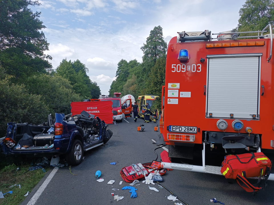 Groźny wypadek pod Uniejowem, jedna osoba poważnie ranna. Na miejscu lądował śmigłowiec LPR