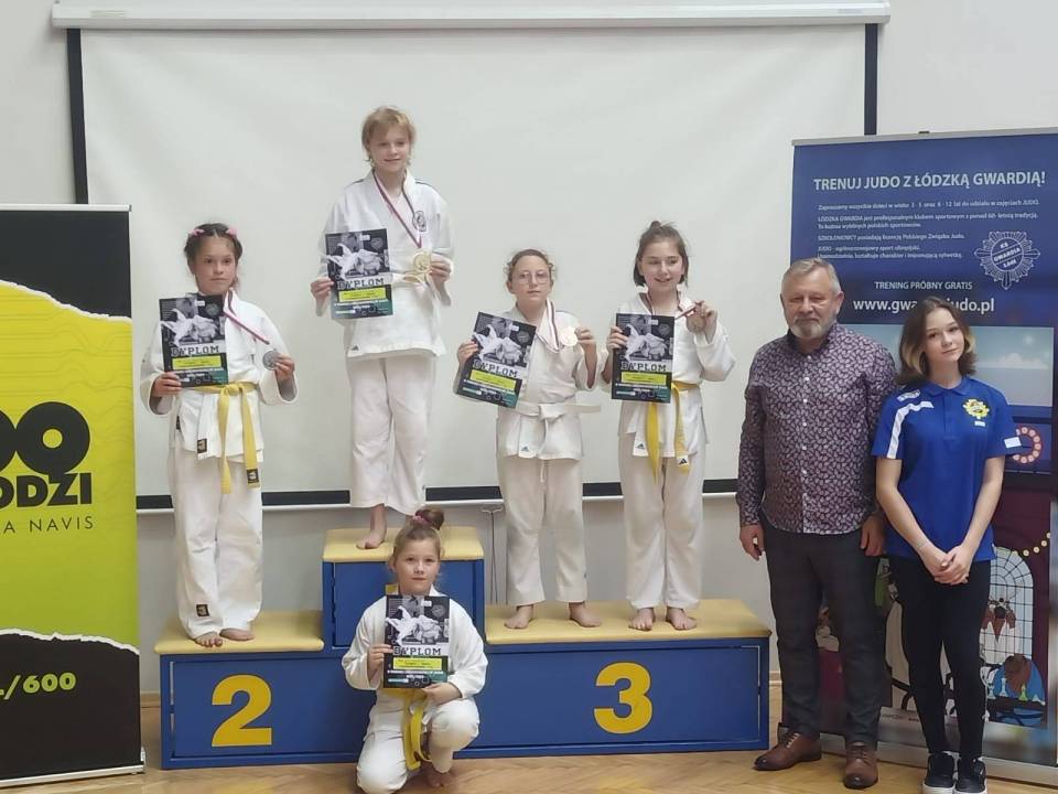 Zawodnicy UKS Ippon Kutno z pięcioma medalami