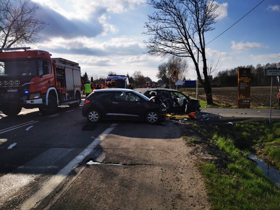 Wypadek w Ostrówku. Cztery osoby, w tym dzieci trafiły do szpitala