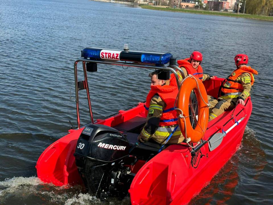 Strażacy nad Zalewem Tatar. W ruch poszła nowoczesna łódź ratownicza