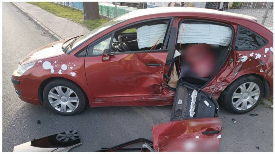 Kierowca zasnął w trakcie jazdy i doprowadził do wypadku. Ranna dwójka dzieci [Foto]