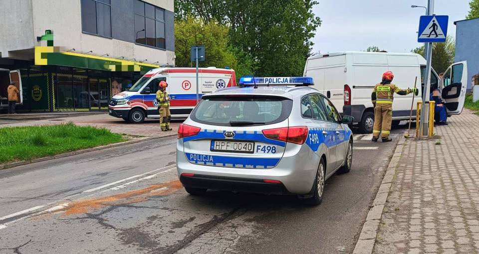 Wypadek w Radomsku: Po zderzeniu busa z BMW 22-letnia kobieta trafiła do szpitala
