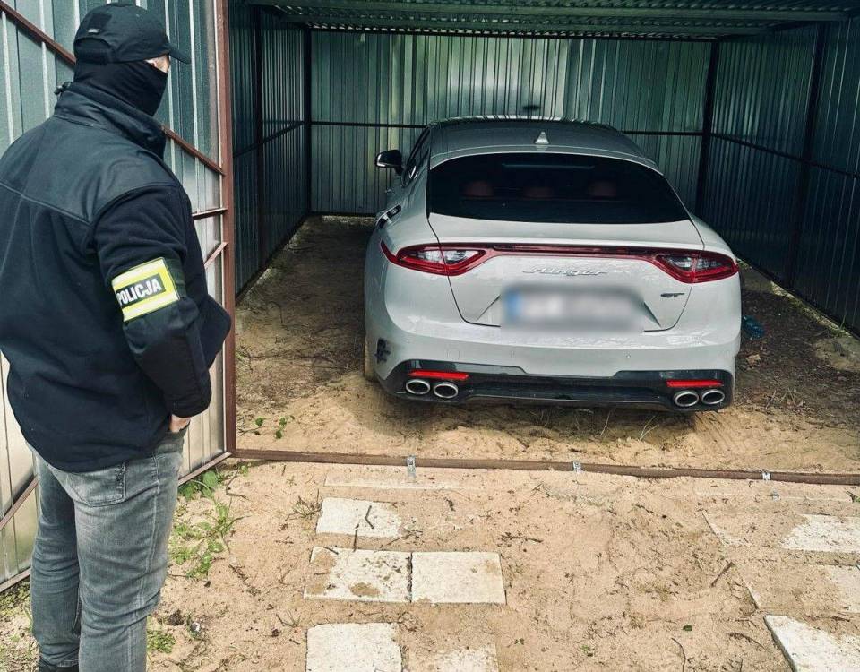 Luksusowe auto ukradzione w Łodzi, odnalezione na posesji w gminie Kluki. Policja zaznacza, że "sprawa jest rozowjowa"