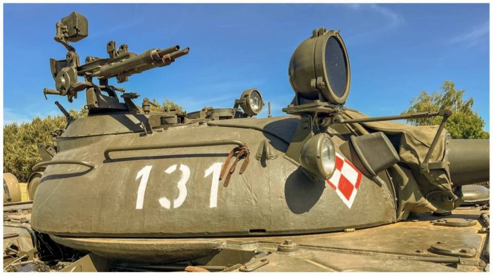 Czołg, transportery, wojskowe dżipy i karetka zaparkowały przy krajowej 74. O co chodzi z wojskowymi pojazdami? [Foto]