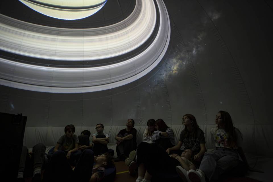 Mobilne planetarium z Centrum Nauki Kopernik odwiedzi powiat radomszczański! Kiedy można będzie bezpłatnie skorzystać z zajęć?