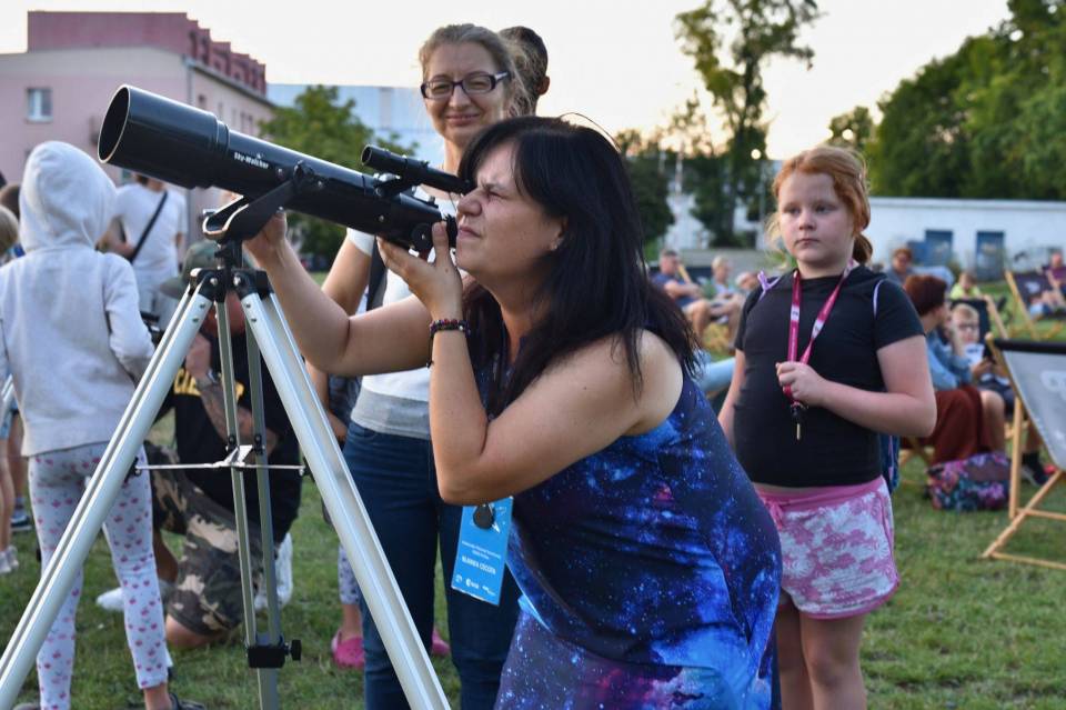 Piotrkowianie obserwowali "spadające gwiazdy"! Noc Perseidów przyciągnęła do Mediateki fanów kosmicznego spektaklu