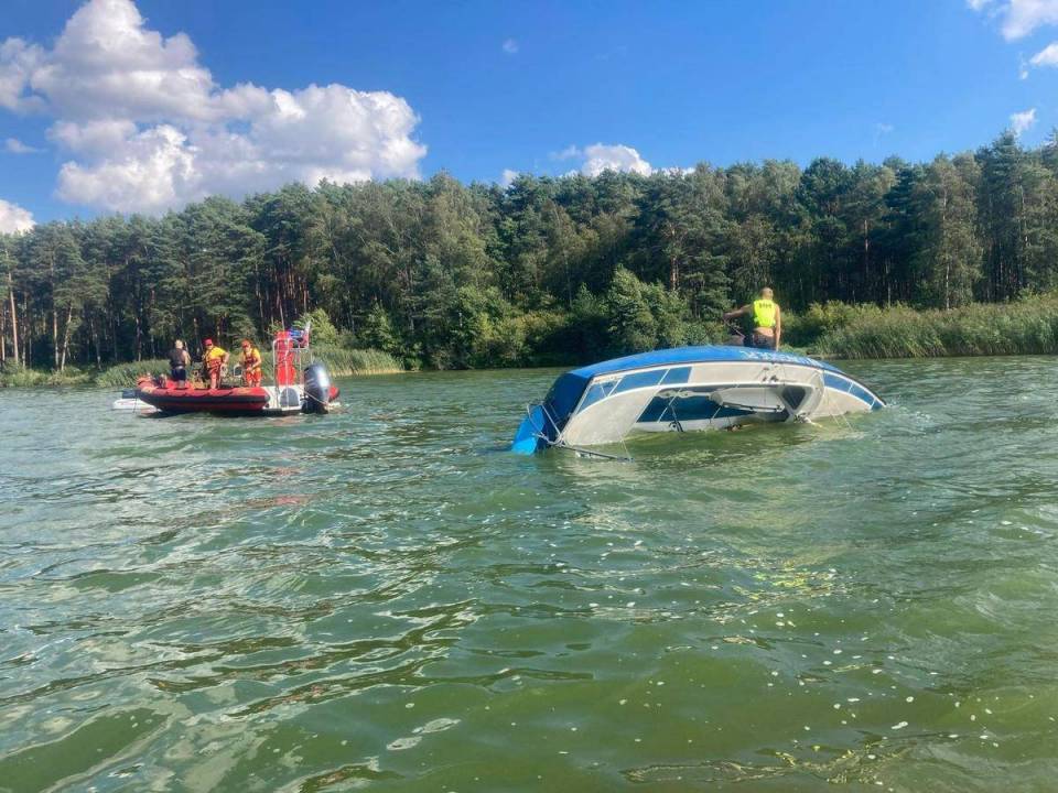 Szybka reakcja policji wodnej i WOPR nad Zalewem Sulejowskim zapobiegła tragedii