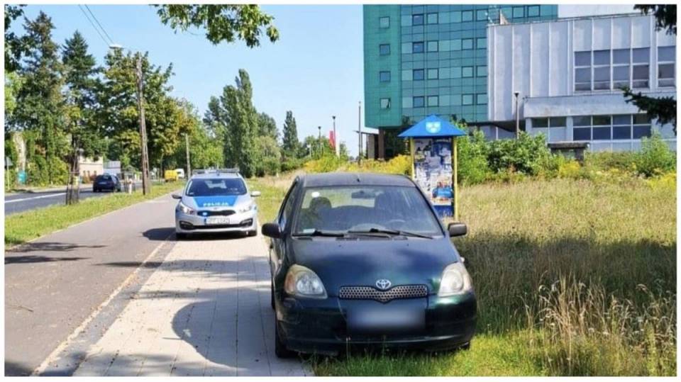 Pijana przyjechała do sądu. 60- latka jechała po chodniku, a auto zaparkowała na trawniku!