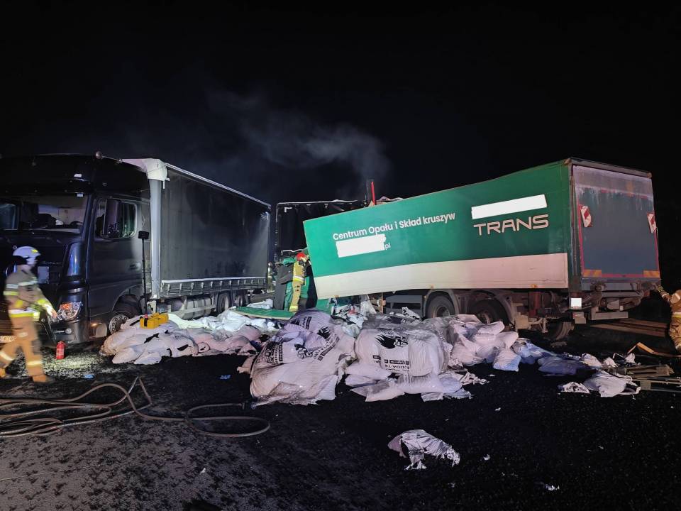 Wypadek z udziałem dwóch TIRów na A1. 2 osoby poszkodowane, ładunek rozsypany na autostradzie. Są utrudnienia [Foto]