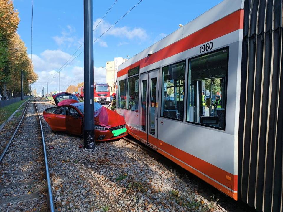 Groźny wypadek w Zgierzu, auto uderzyło w tramwaj. Jedna osoba ranna