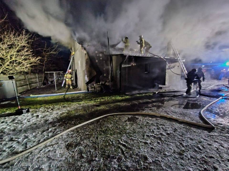 Pożar domu w gminie Zadzim. W akcji kilka zastępów strażaków