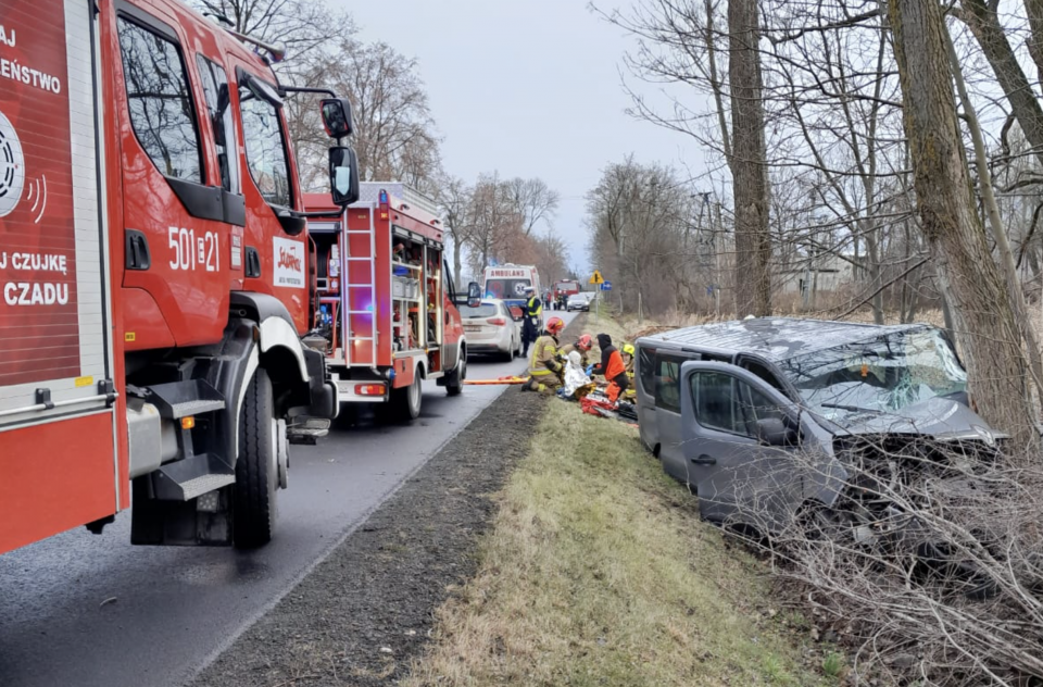 Poważny wypadek w gminie Zadzim, bus rozbił się o drzewo. Trzy osoby ranne, na miejscu lądował śmigłowiec LPR