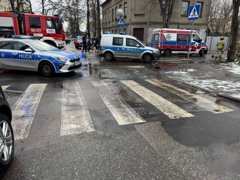 Wypadek na Tkackiej i Dąbrowskiego: Nie udało się uratować życia 85-letniej pasażerki busa. Sprawę bada prokuratura