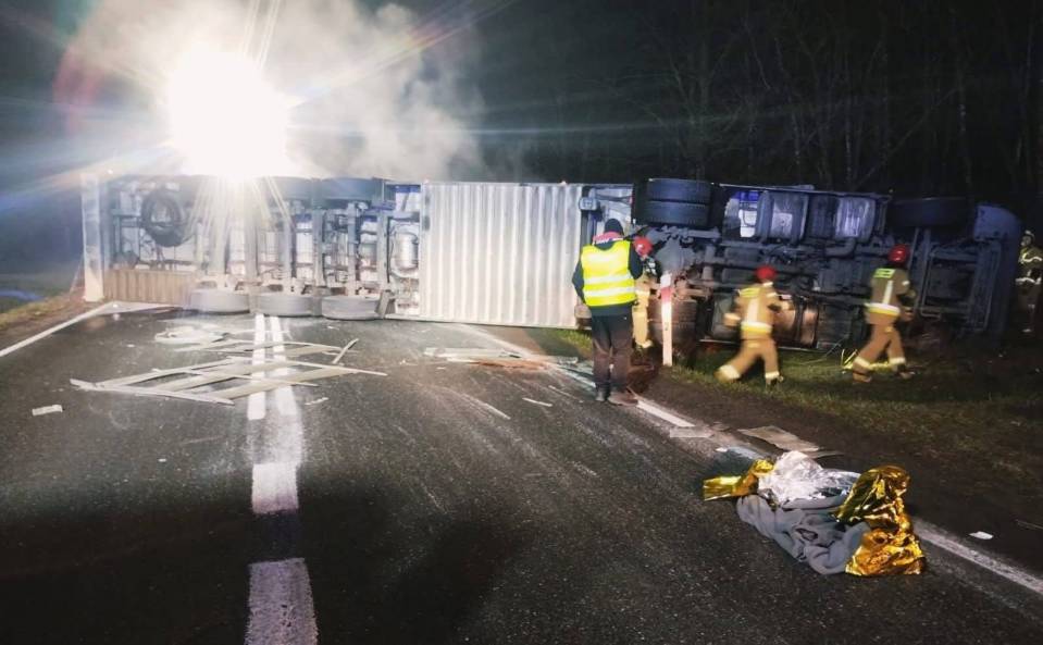 Trudne warunki na drogach, służby otrzymują kolejne zgłoszenia o wypadkach. Są ranni