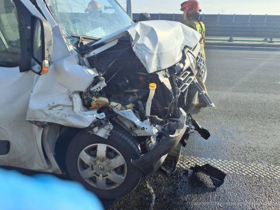 Zderzenie busa i ciężarówki na A1. Autostrada z jednym wyłączonym pasem! [Foto]