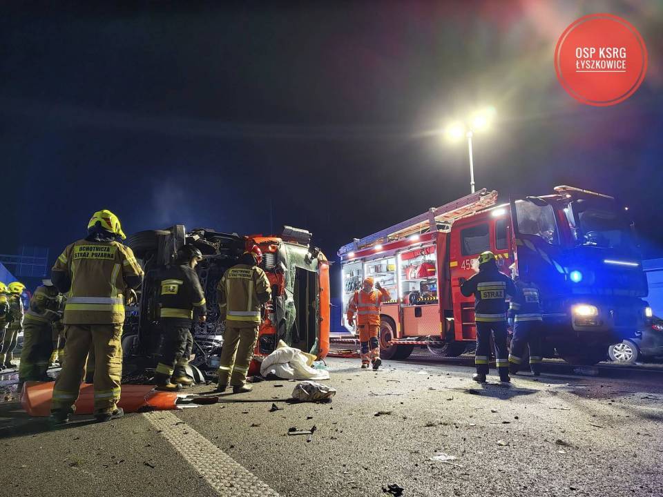 Poważny wypadek na autostradzie A2, na miejscu wszystkie służby ratunkowe. Dwie osoby ranne