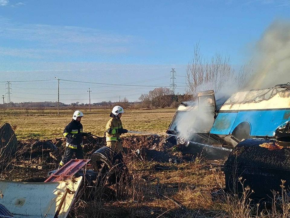 Pożar autobusu w gminie Rusiec: Kłęby gęstego, czarnego dymu nad wsią i akcja 3 zastępów strażaków. Wszystko zaczęło się od akumulatora! [Wideo, foto]