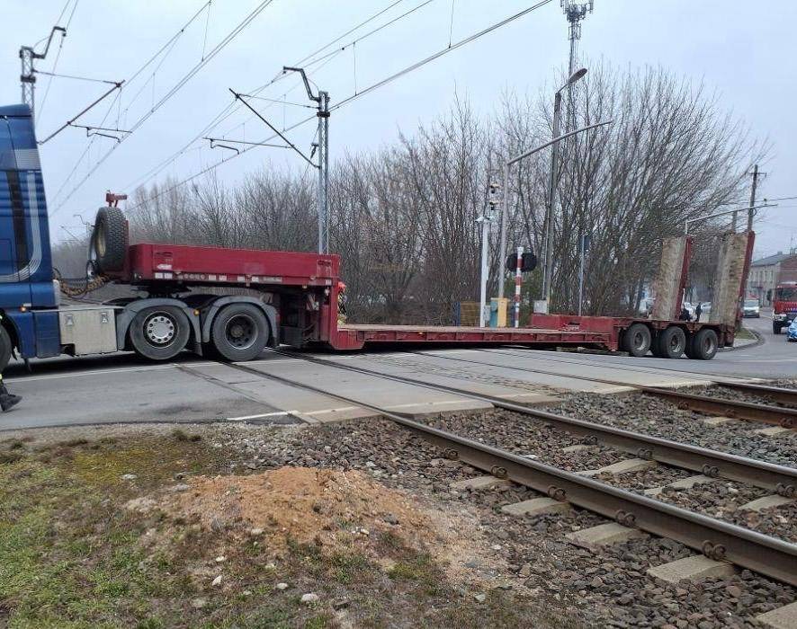 Laweta utknęła na kolejowym przejeździe. PKP wstrzymało pociągi, do akcji ruszyli strażacy [Foto]