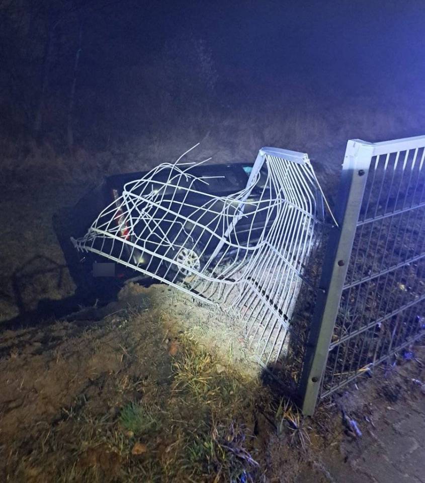 Niebezpiecznie na DW482 w Wieruszowie, bus przebił bariery i zatrzymał się w rowie. Autem jechał poszukiwany mężczyzna