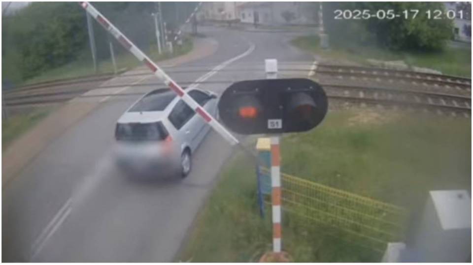 Wjechała na przejazd kolejowy i utknęła! 64- latkę ratował policjant po służbie i świadek. Jest nagranie [Wideo]