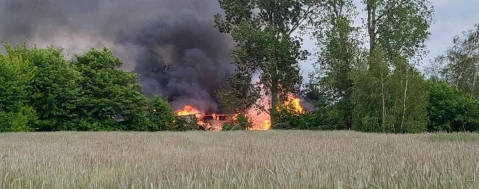 Groźny pożar w Niedźwiadzie – ogień zniszczył budynek, strażacy wciąż walczą