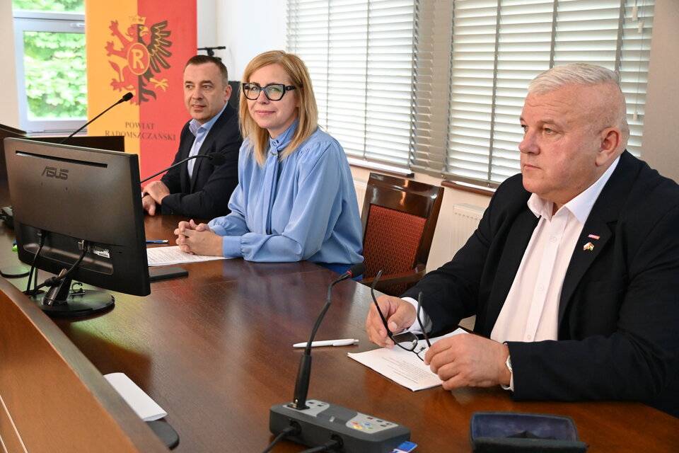 Przewodniczaca-Rady-Powiatu-i-2-Wiceprzewodniczacych-siedza-za-katedra-podczas-obrad-Rady-Powiat_20250603-055215_1
