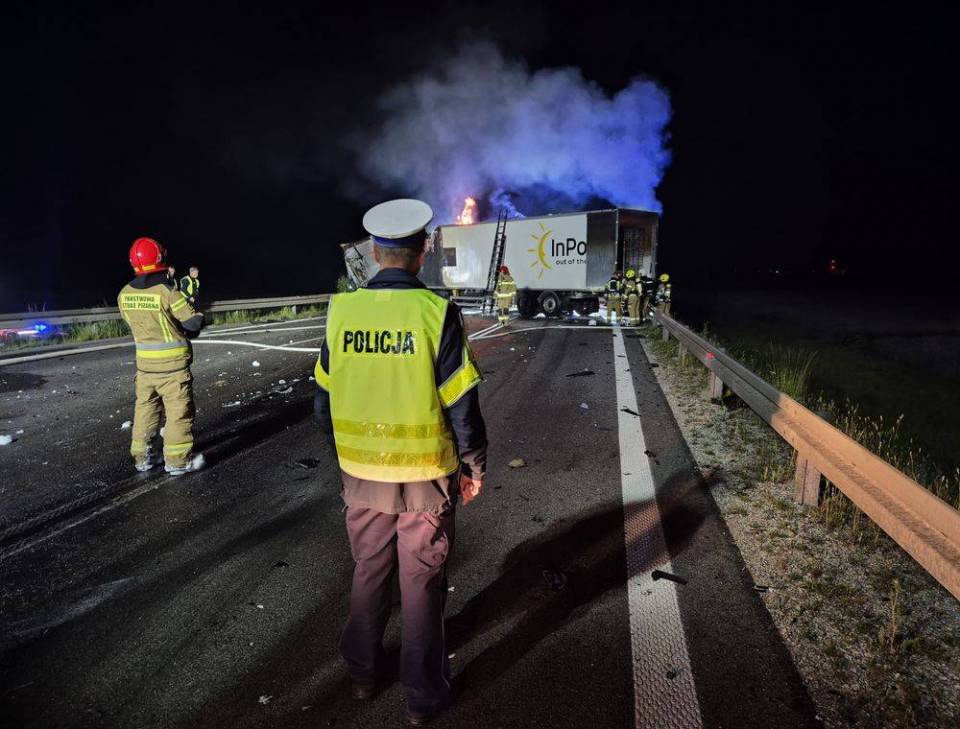 Tragiczny wypadek na obwodnicy Wielunia - policja przekazuje informacje o przebiegu zderzenia osobówki z TIRem [Foto]